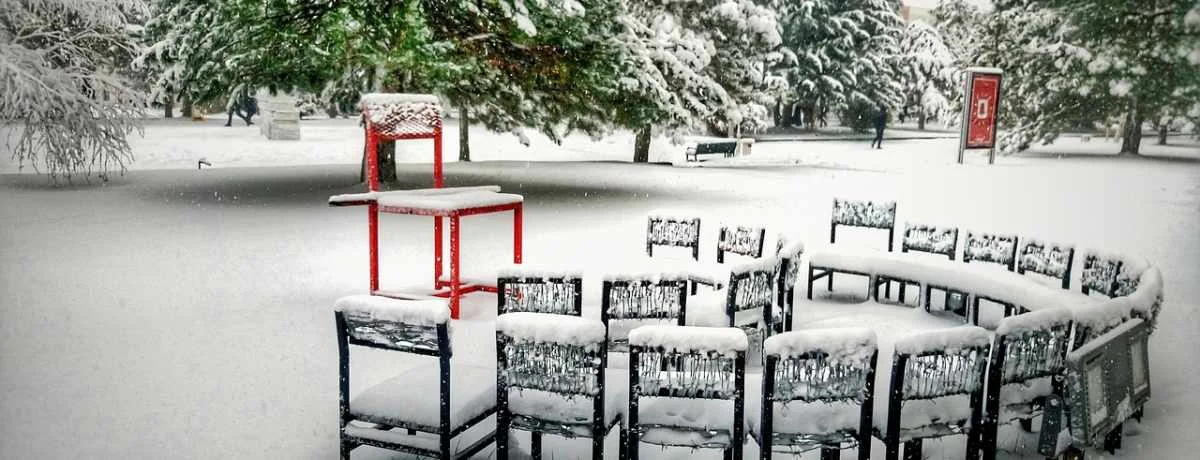 bunch-of-chairs-outside-in-the-snow-1200×460